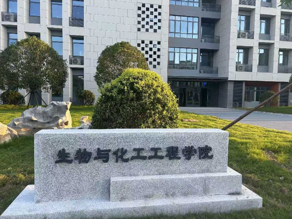 新干县扬州职业大学体育场高杆灯项目